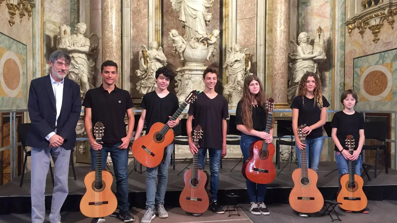 Carles Trepat amb alguns alumnes de guitarra, la qual, enguany, tindrà un pes molt important a la Càtedra