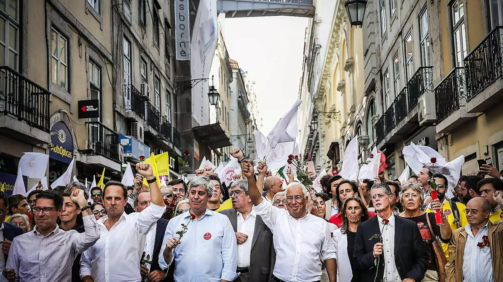 El primer ministre en funcions, el socialista António Costa, al centre de la imatge amb el braç alçat, l’últim dia de campanya electoral a Lisboa.
