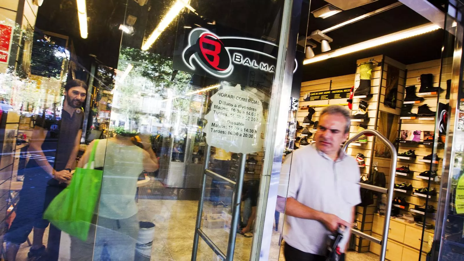 CONFUSIÓ SOBRE ELS HORARIS COMERCIALS
El marc normatiu català torna a enterbolir-se després que el Constitucional hagi atès les queixes del PP, que vol tombar la llei catalana i aposta per un model comercial amb horaris liberalitzats a tot l'Estat.