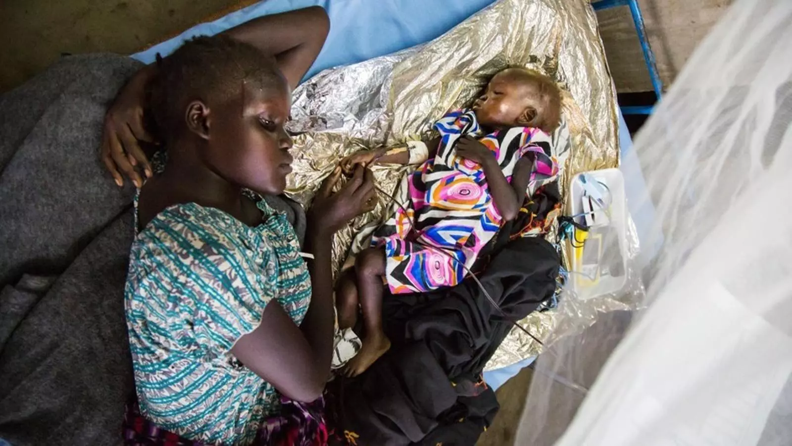 Una mare amb el seu fill mentre rep atenció mèdica per part de l'equip d'UNICEF, a Sudan del Sud