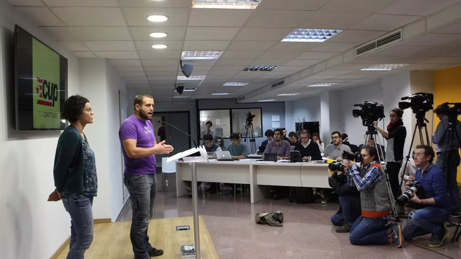 Natàlia Sànchez i Xevi Generó, del secretariat de la CUP, van presentar els detalls de l'assemblea / CÈLIA ATSET