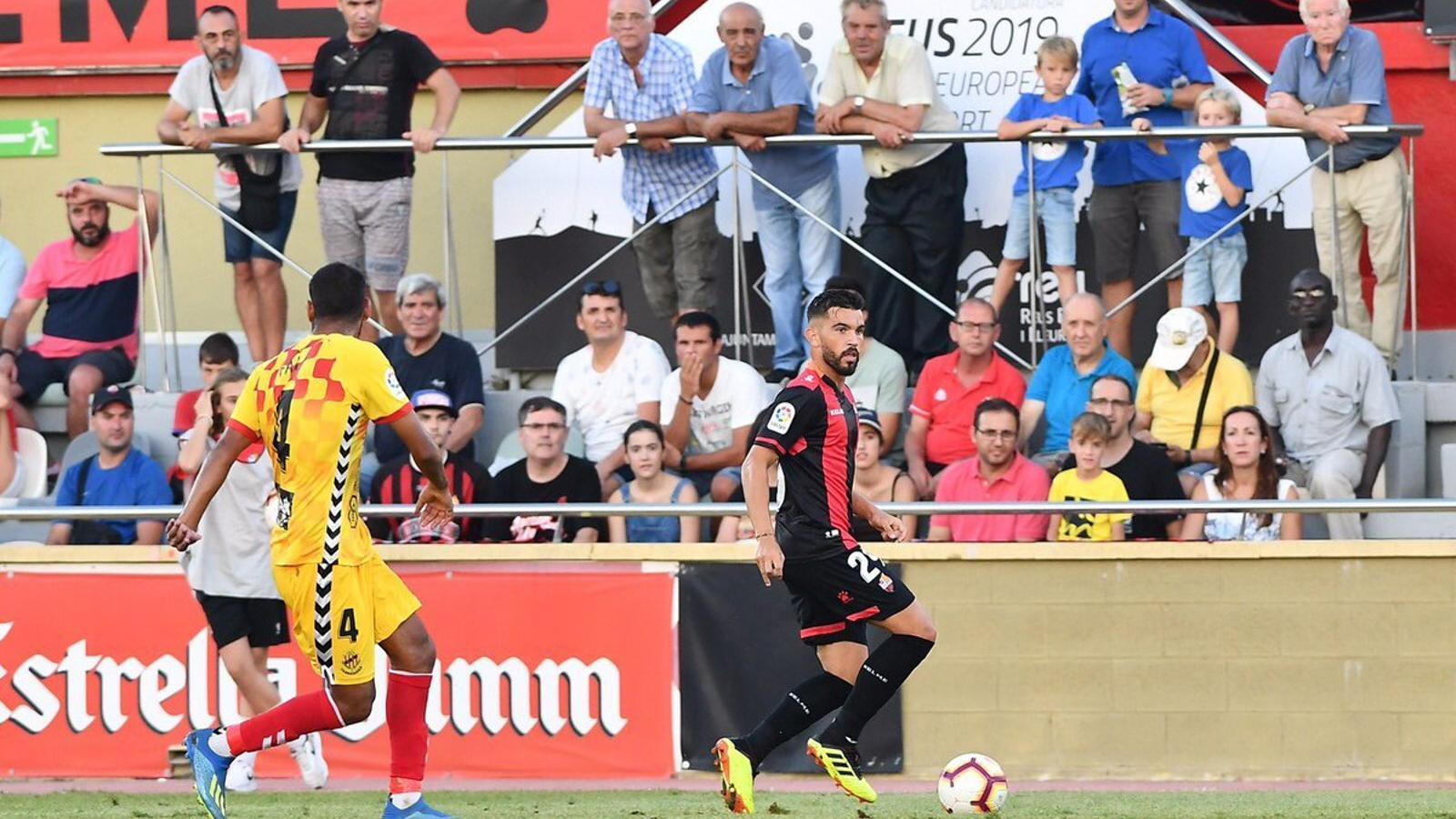 Una acció del derbi entre el Reus i el Nàstic