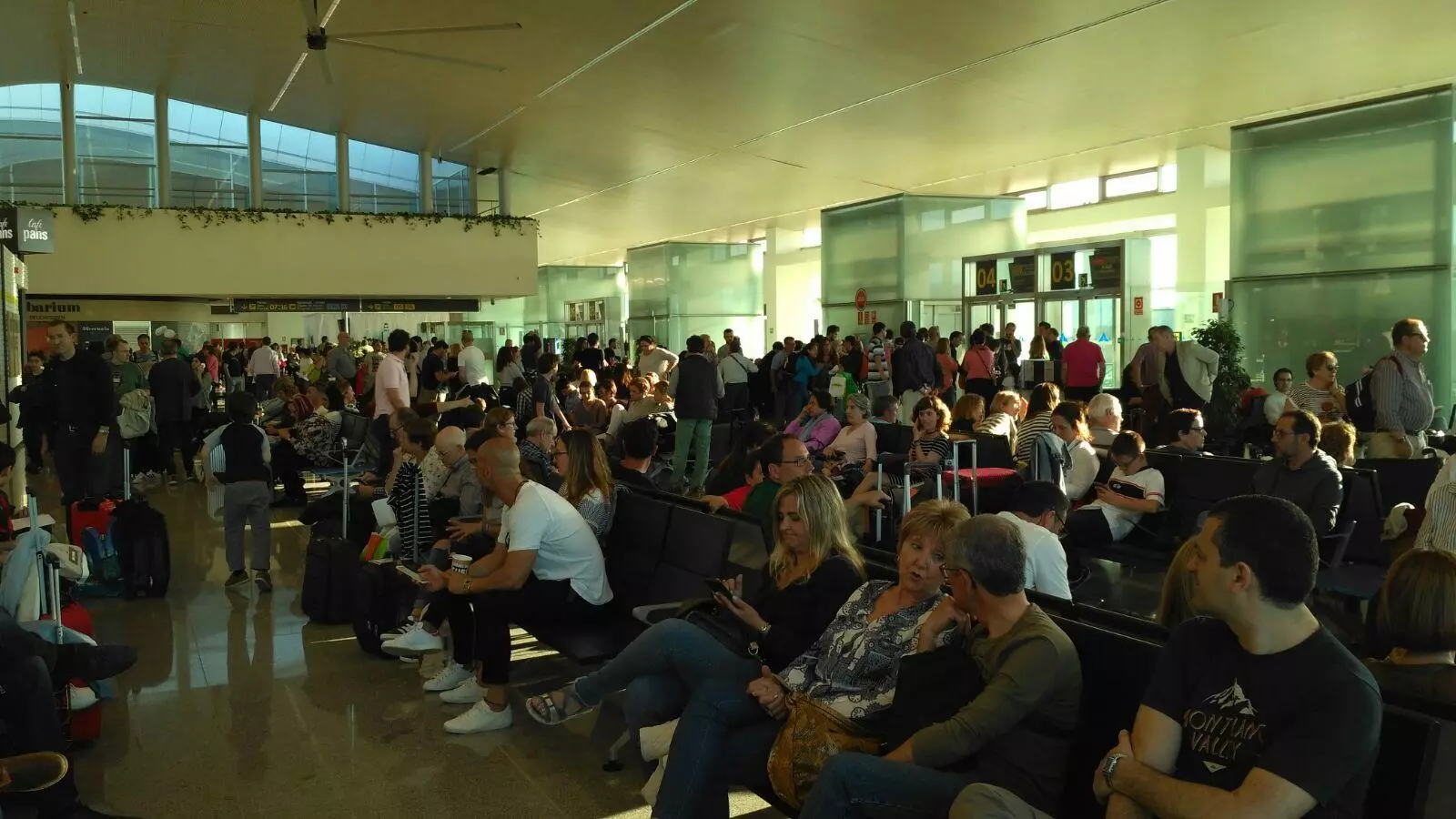 Passatgers a l'aeroport de Menorca.