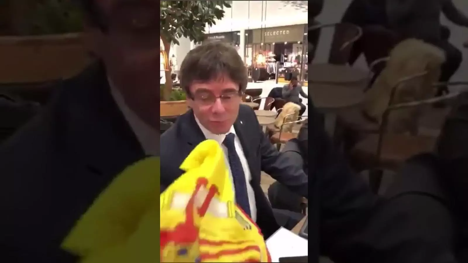 Puigdemont fa un petó a una bandera espanyola en un bar a Copenhaguen