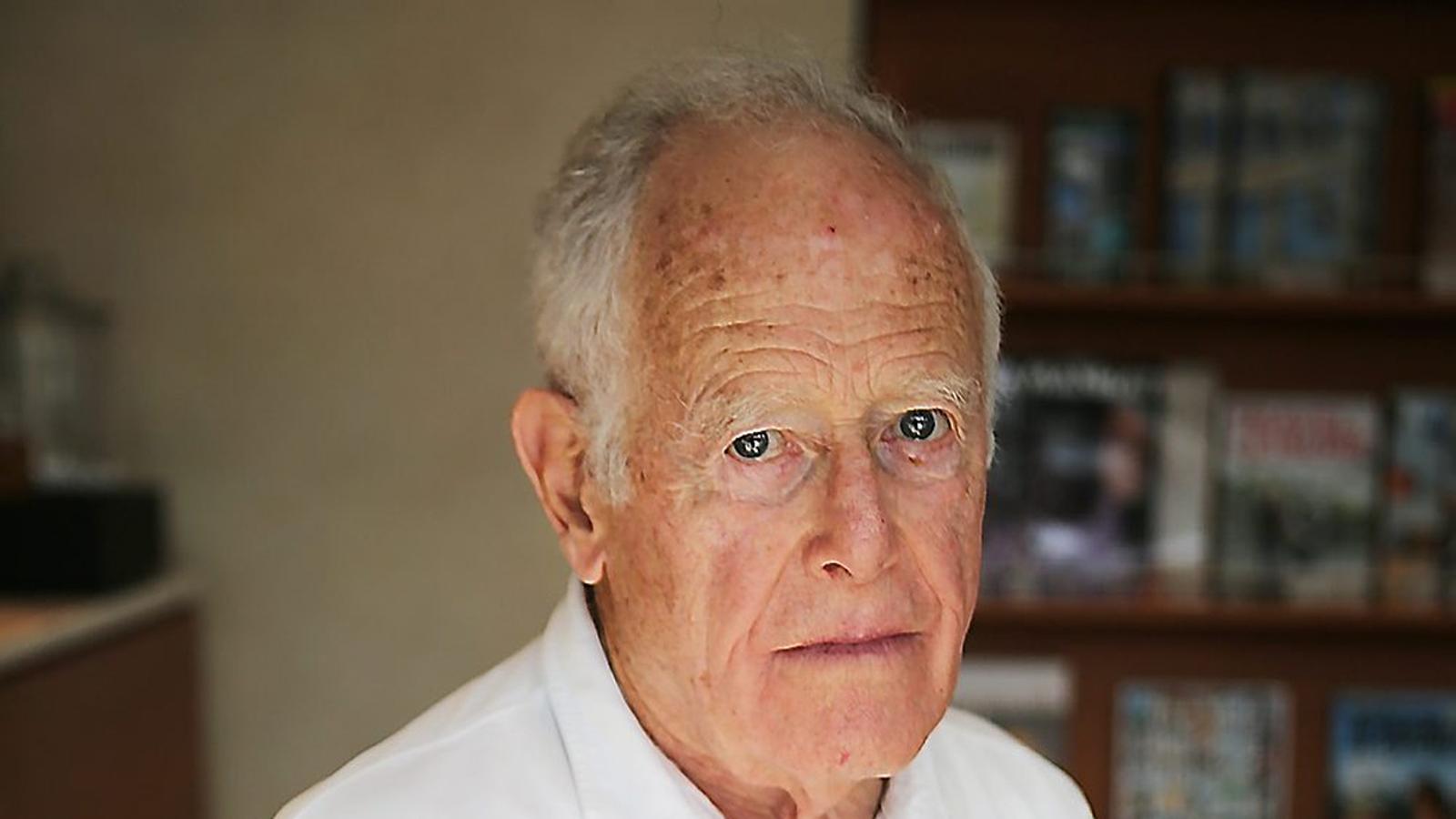 James Salter va gaudir al llarg de la seva carrera del favor de la crítica, que sempre va elogiar la seva escriptura, però no de l’èxit de públic que ell anhelava. Una de les seves novel·les més conegudes és la transgressora Joc i distracció.