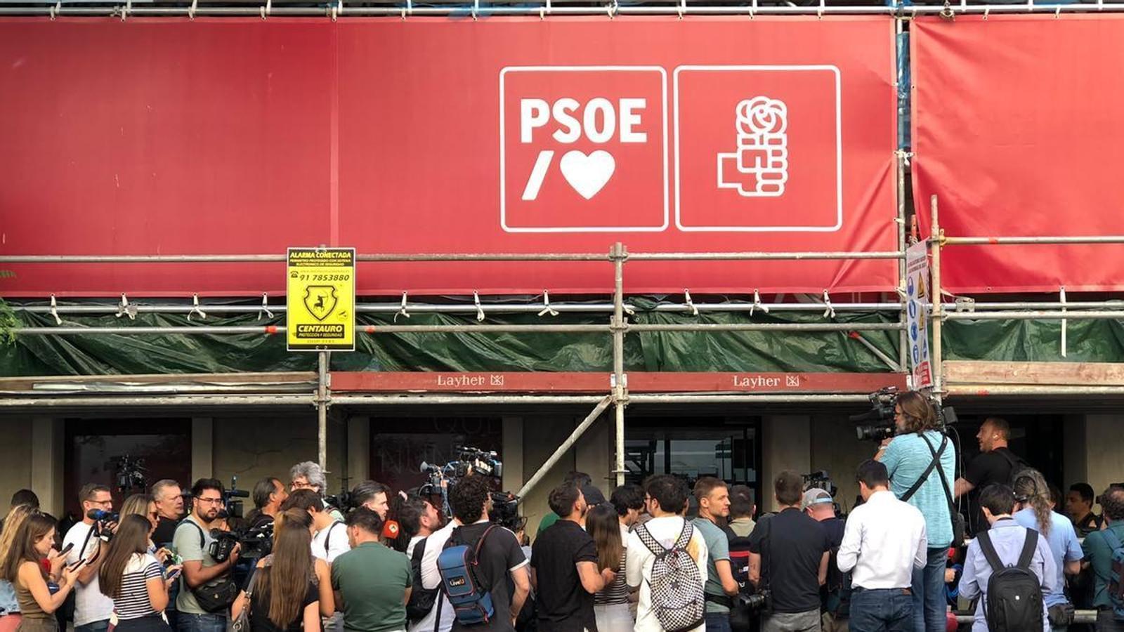 Prensa ante la sede del PSOE en Madrid