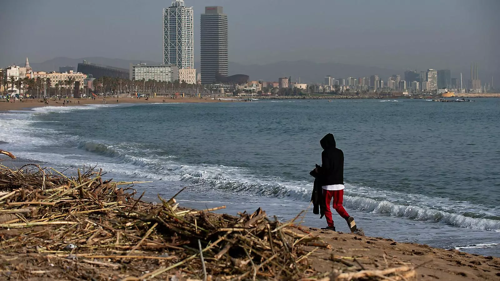 La platja del Bogatell de Barcelona colpejada pel temporal d’aquesta setmana.