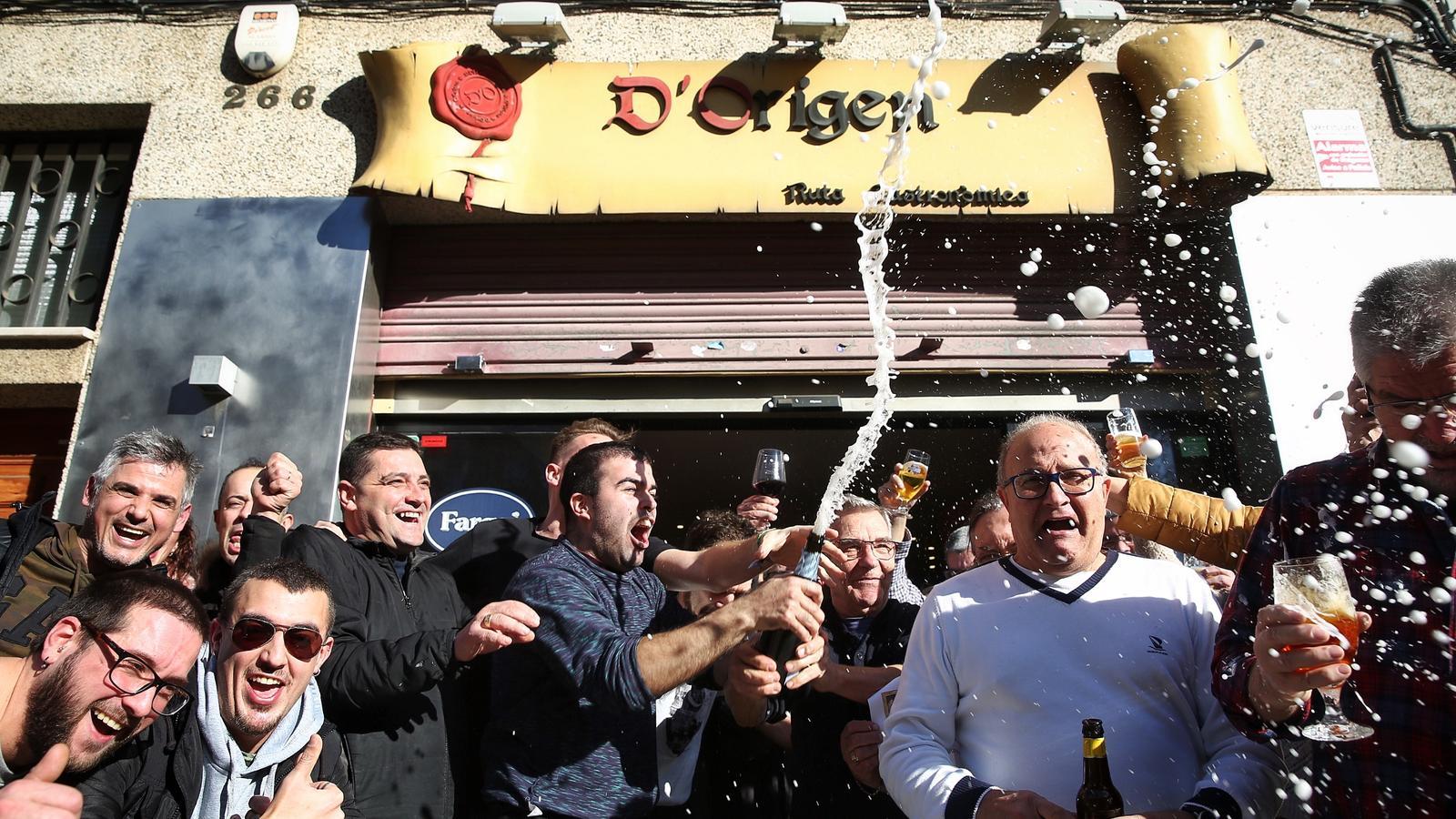 La celebració al restaurant D'Origen del quart premi que ha tocat a diversos clients