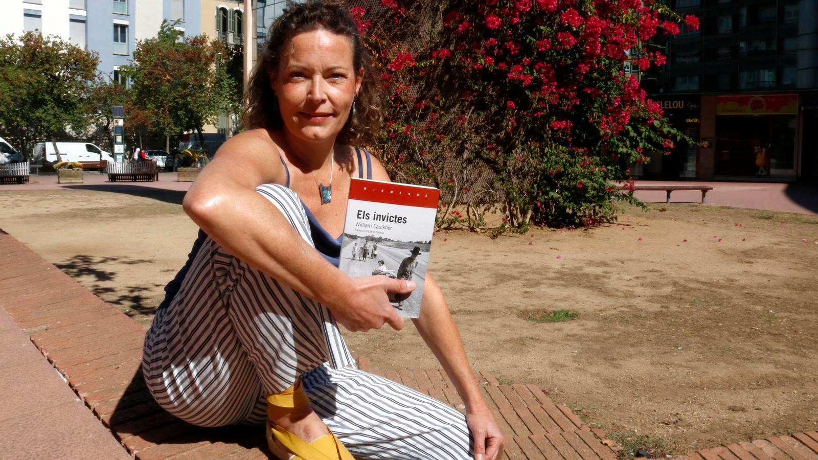 Esther Tallada, con su traducción de 'Los invictos', de William Faulkner