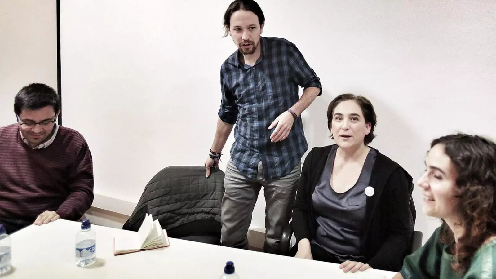 Iglesias i Ada Colau es van reunir ahir i van coincidir a afirmar que la “revolució democràtica” s’obre pas a l’Estat i a Barcelona.