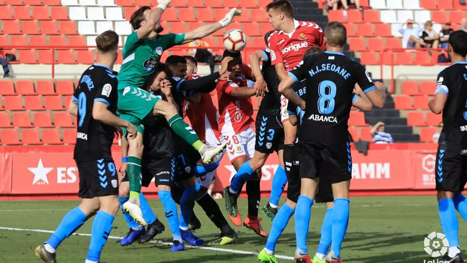 Una acció ofensiva del Nàstic de Tarragona en el seu empat a un contra el Lugo en l'últim partit de la temporada
