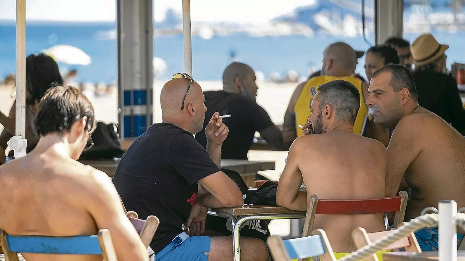 Prohibit fumar sense distància a tot l’Estat