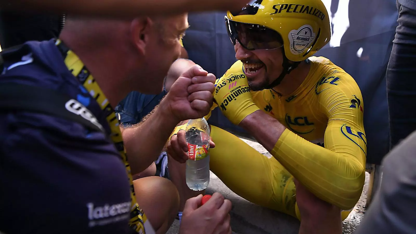 Julian Alaphilippe celebrant la victòria en la contrarellotge d’ahir a Pau que li va permetre mantenir el mallot groc i ampliar les distàncies.