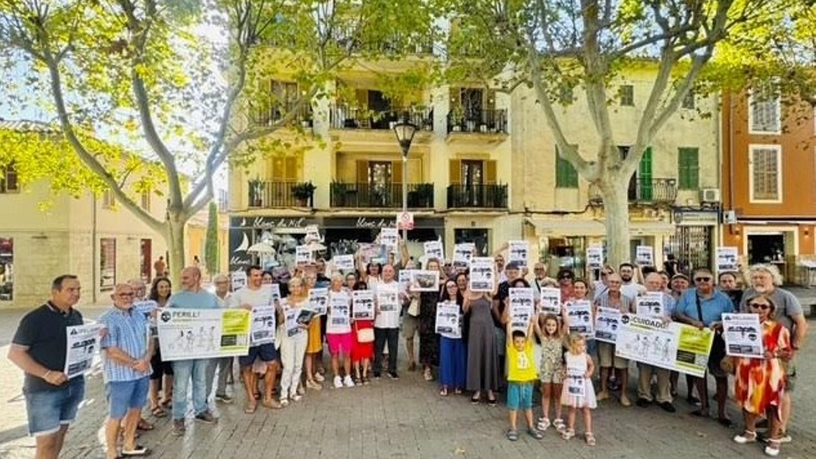 Concentración de los vecinos de Alcúdia contra la propuesta del trazado del cable eléctrico con la península.