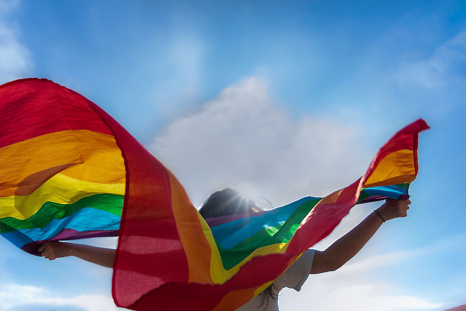 Una dona amb la bandera LGTBI+.