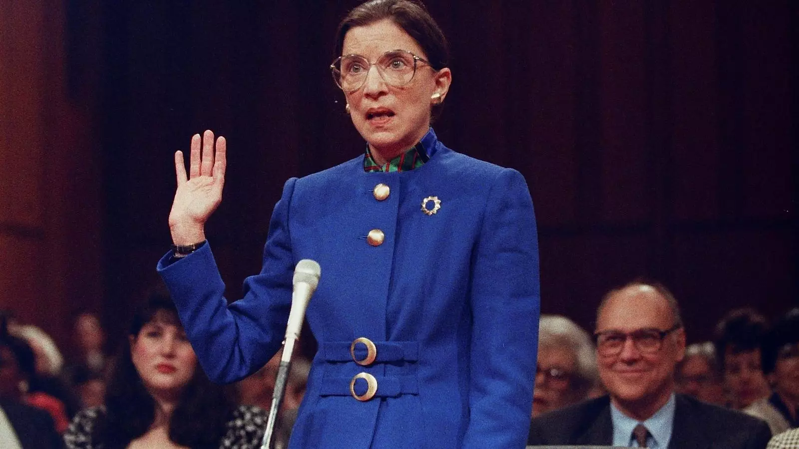 Ruth Baden Ginsburg fent el discurs de confirmació com a jutge del Tribunal Suprem l'any 1993