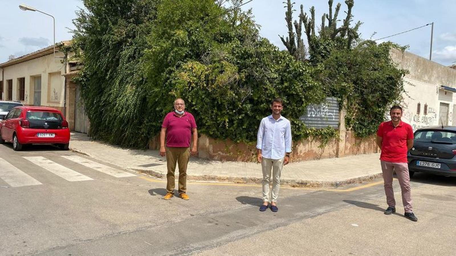 El regidor de Serveis Socials, el batle i el regidor d'Urbanisme devora el solar del futur PAC.