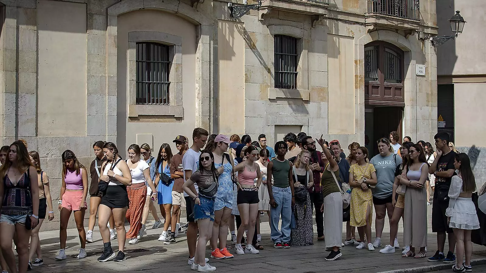 Grups de turistes a la Rambla de Barcelona en una imatge d’aquest estiu.