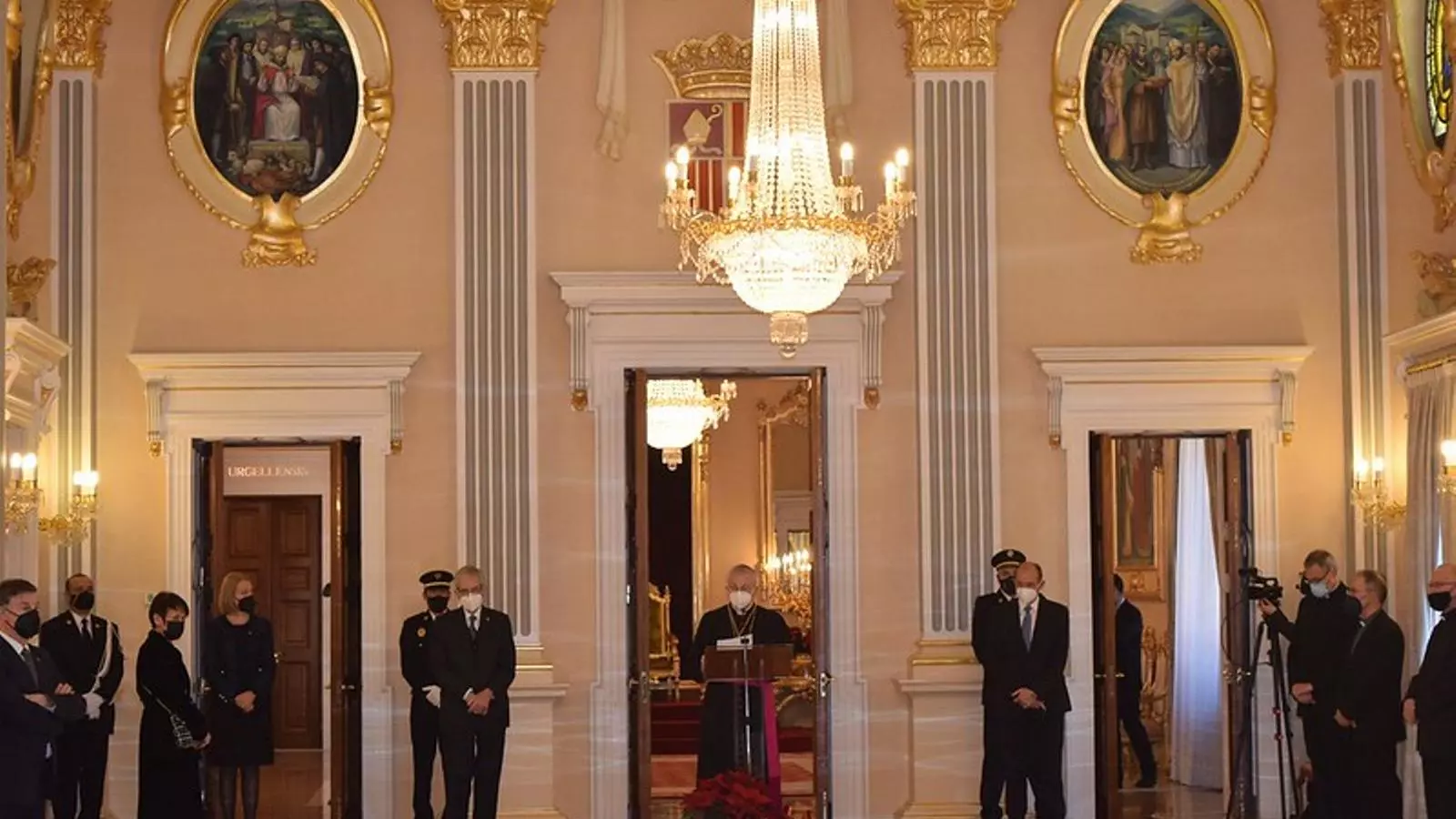 El copríncep episcopal, Joan-Enric Vives, rep les autoritats andorranes, aquest dijous al Palau Episcopal.