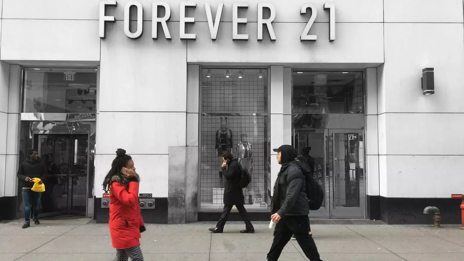 Els admirables ascens i castanya De Forever 21, l’Inditex dels EUA “En els negocis basats en la venda de productes ‘low cost’, la gestió de costos es converteix en un element clau -adverteix Josep Maria Espinet, professor de l’àrea de comercialització de la UdG-. Forever 21 va expandir-se en locals cars sense tenir en compte els canvis que ha suposat la irrupció del comerç en línia”, apunta.