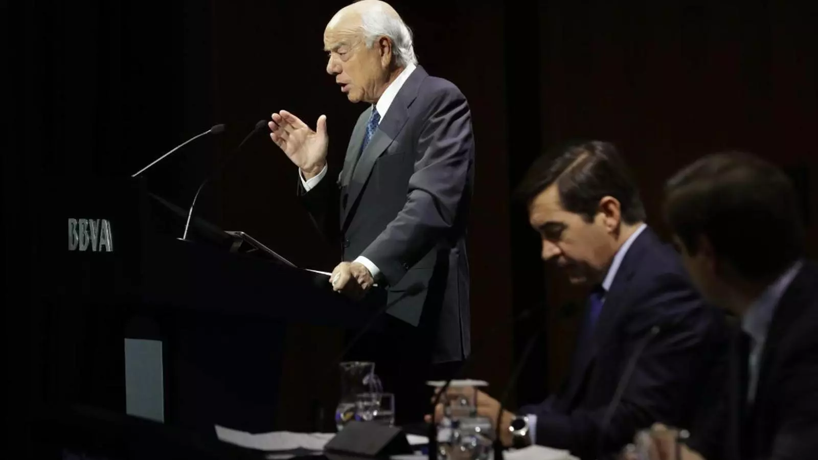 Francisco González, en companyia de l'actual president del banc, Carlos Torres.