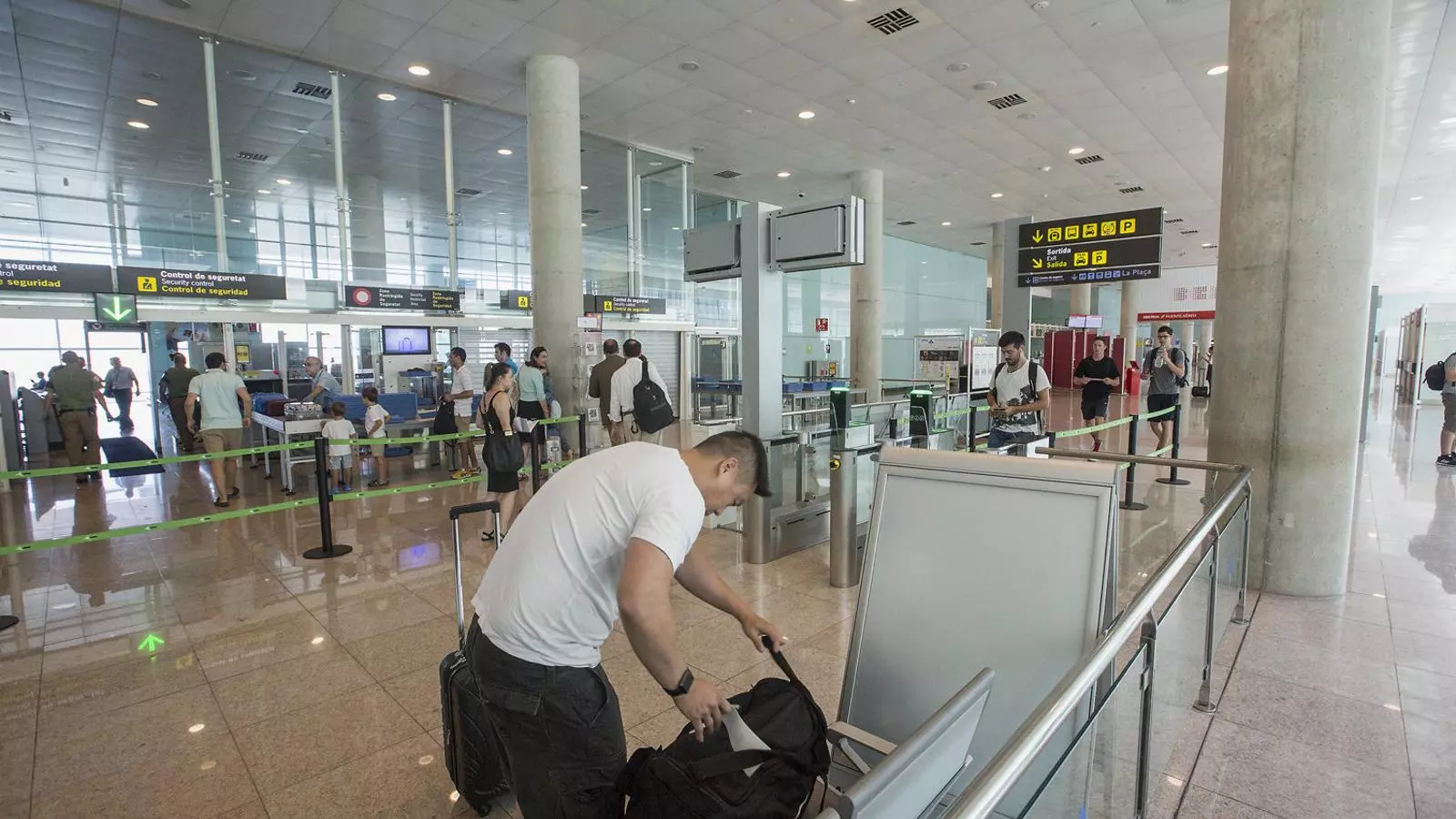 Els vigilants de seguretat de l'aeroport desconvoca la vaga prevista pel Mobile