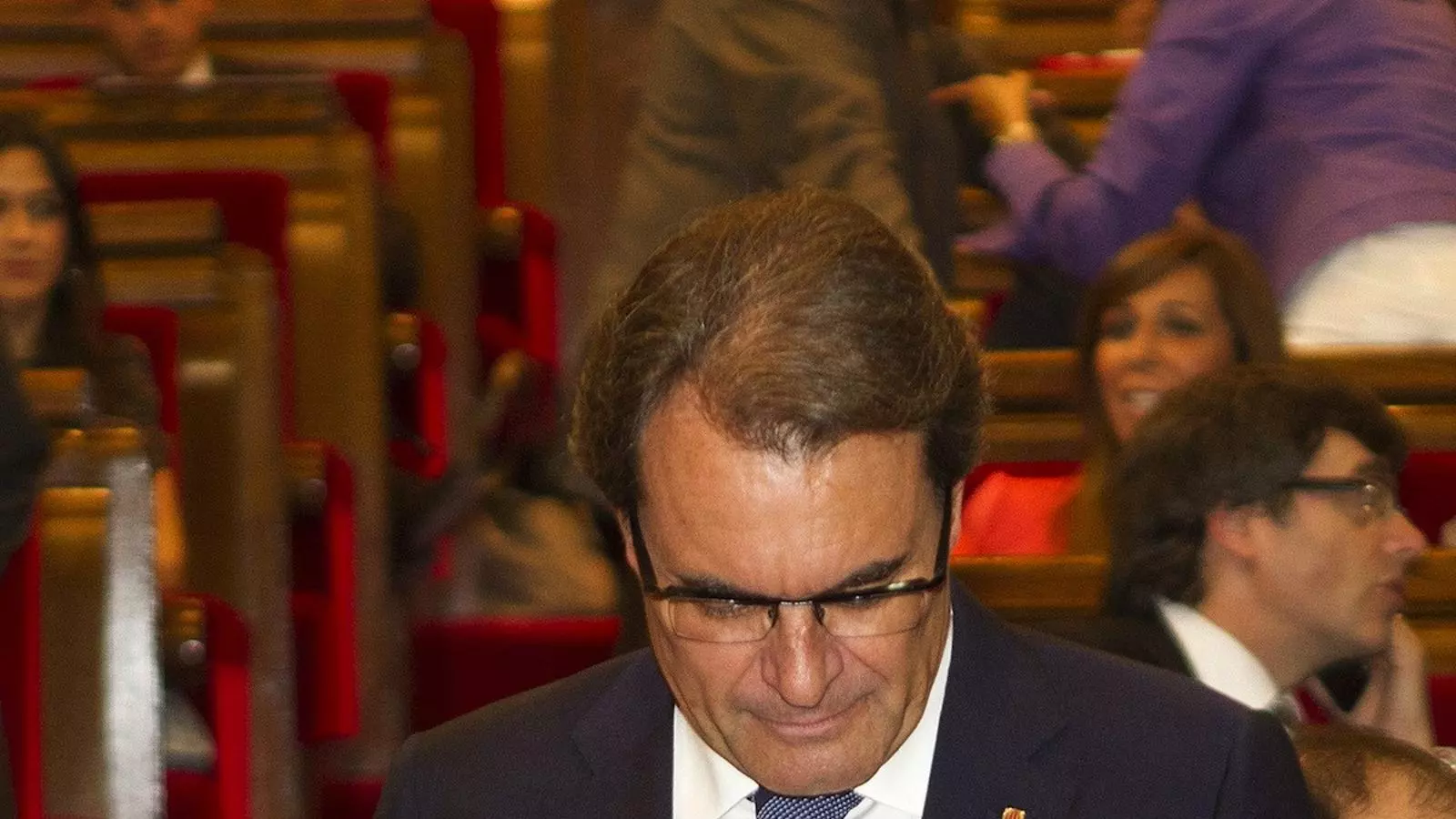 El president de la Generalitat, Artur Mas, al Parlament, amb els papers del discurs que obre el debat de política general del 2013 / EFE