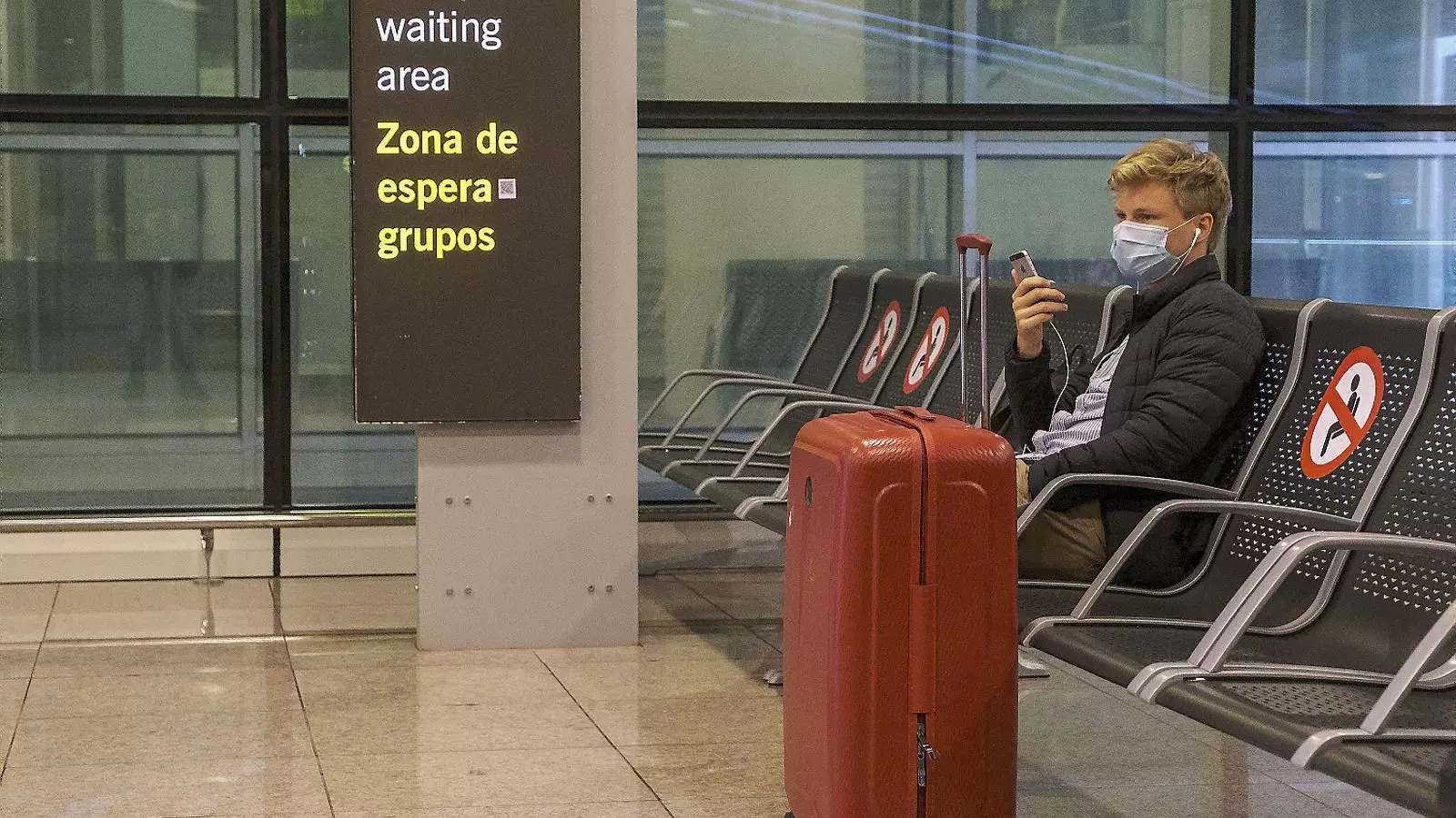 A traveler waiting seated at the T1 of El Prat airport, the first week of the Christmas holidays
In its calculations, the INE considers that the purchase of a home is not part of the consumption of a family. On the other hand, it does include rental prices in the CPI formula.