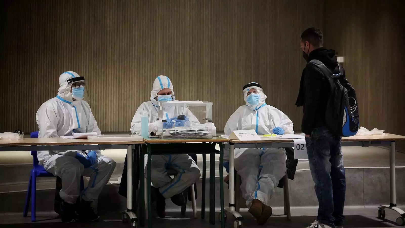 Votacions al IES Viladomat, en Barcelona.