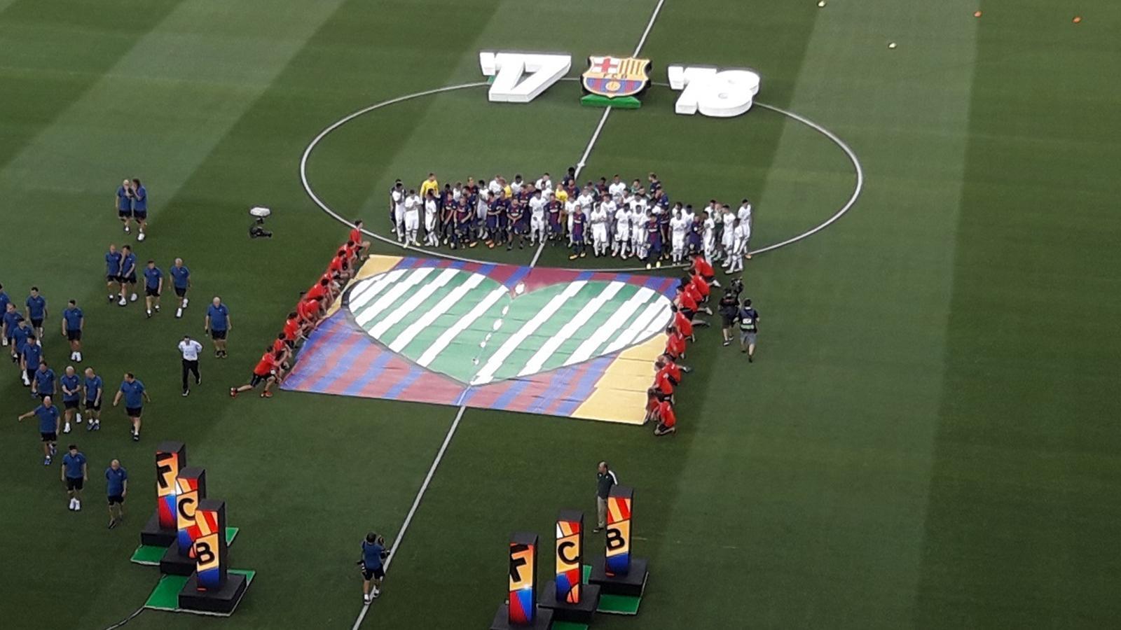 Foto de família entre el Barça i el Chapecoense