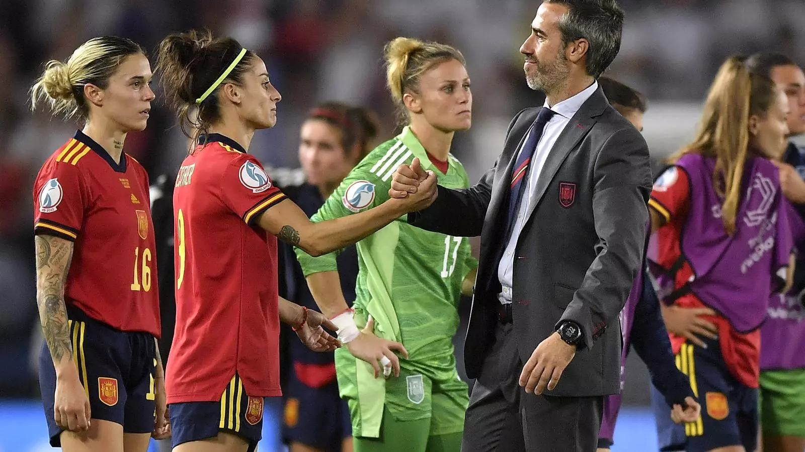 Jorge Vilda, seleccionador español, animando las jugadoras después de perder contra Inglaterra