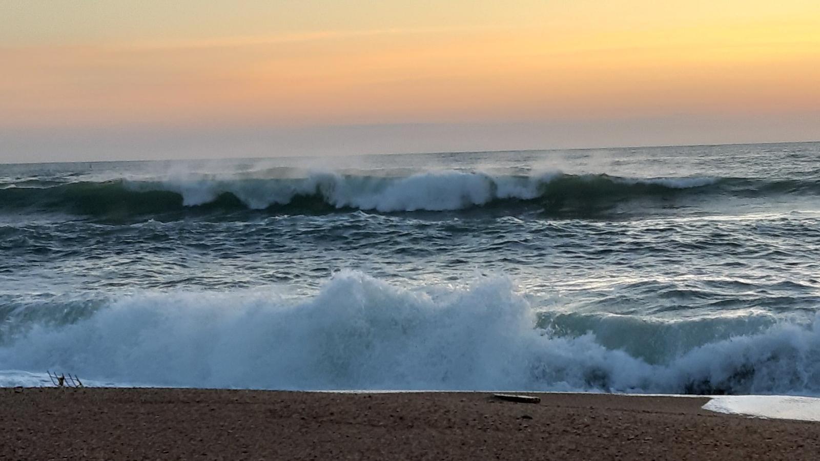 Mar de fondo notable por la mañana en la costa catalana (Blanes)