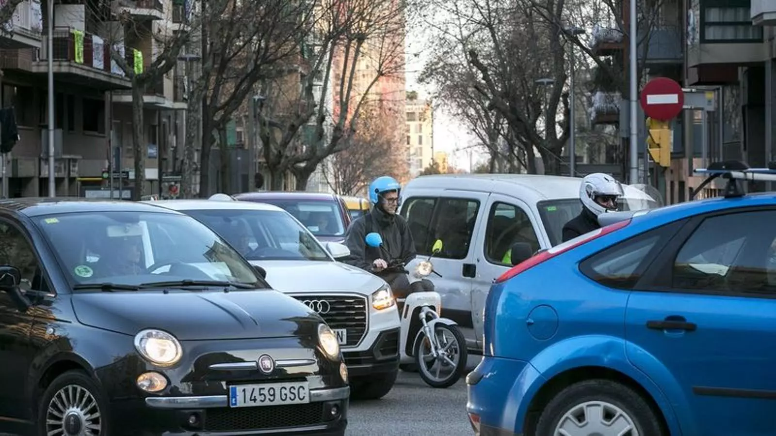 Un usuari de motocicleta compartida circula per Barcelona en una imatge d'arxiu.