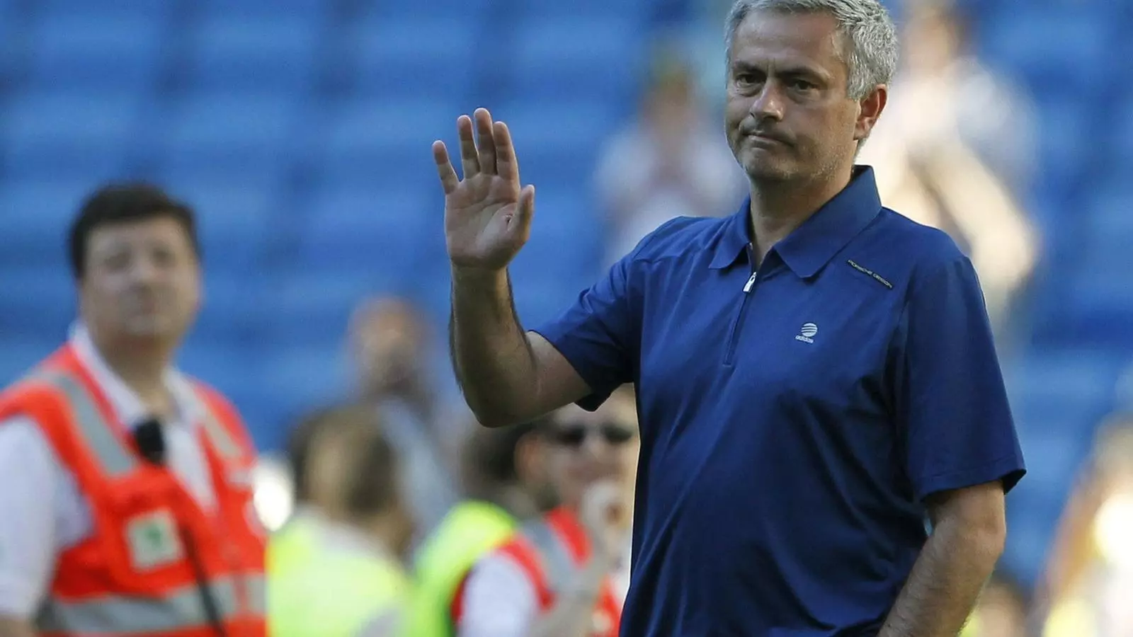 José Mourinho saludant els Ultras Sur.