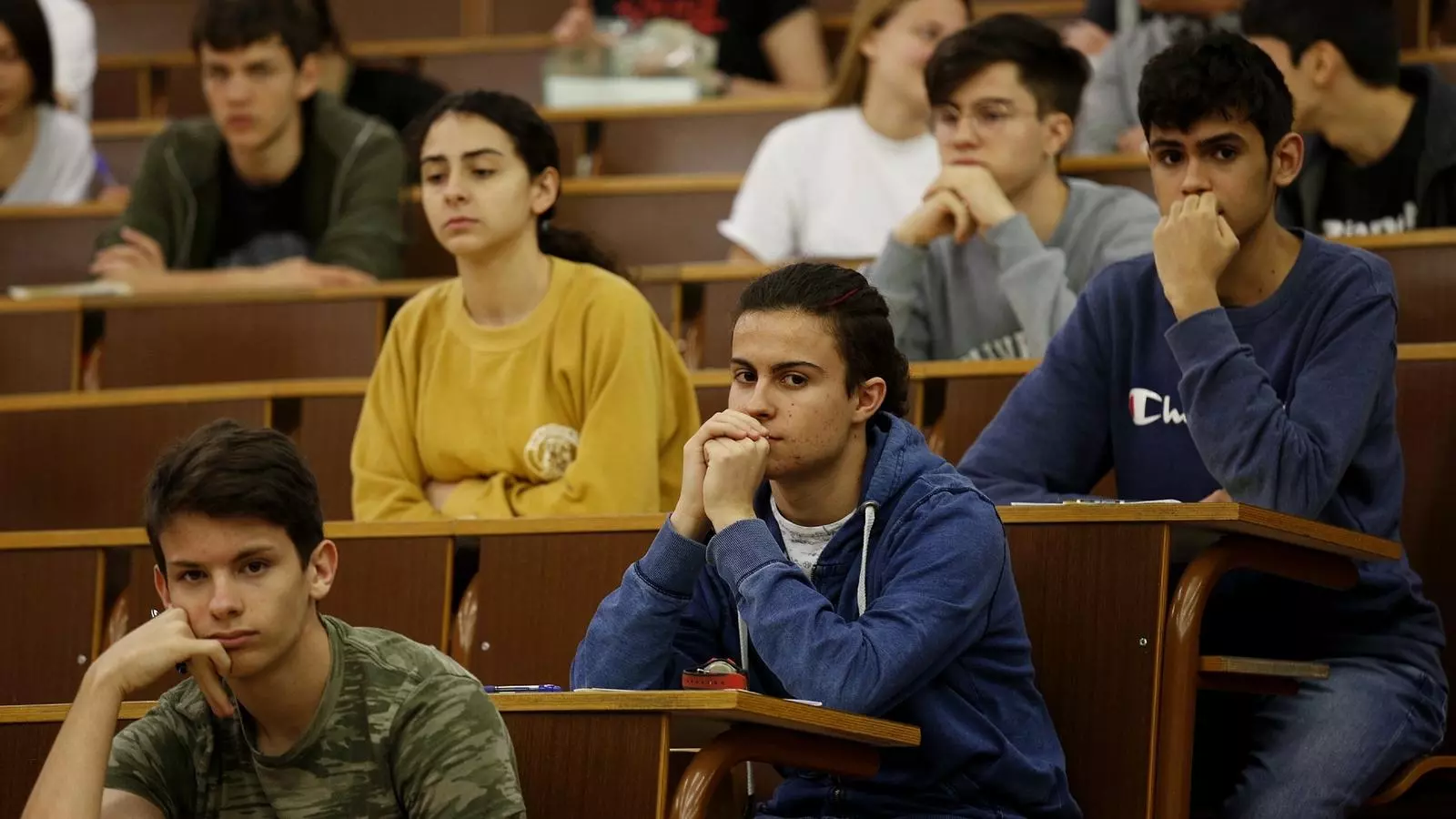 Estudiants durant un examen de les PAU ahir a Barcelona