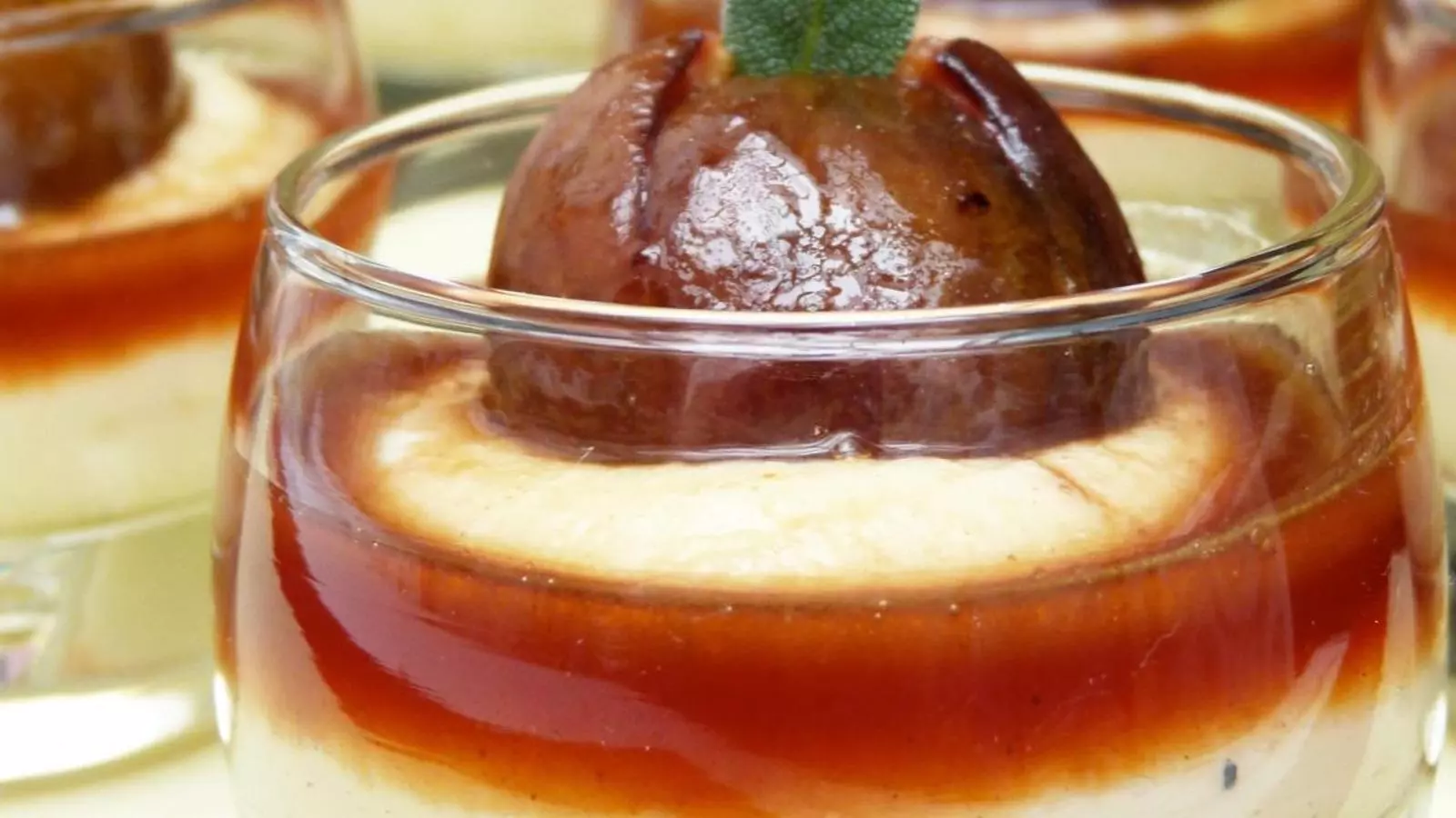 Mousse de formatge maonès amb figues macerades en rom i sàlvia, que pot servir com a entrant o com a postres.