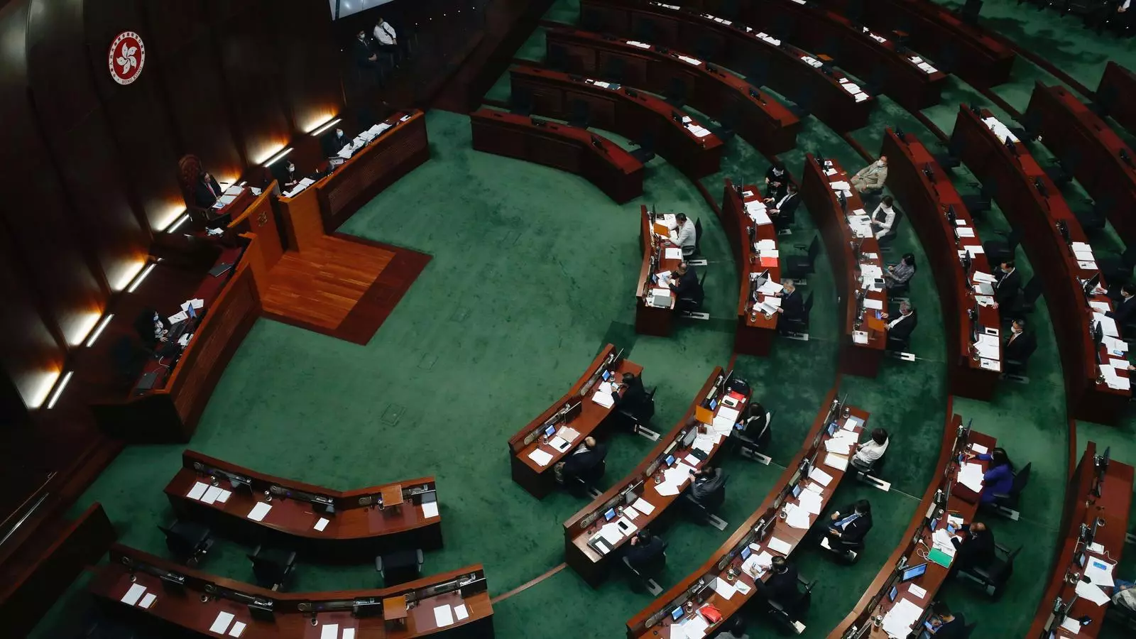 Seients buits al Parlament de Hong Kong després de la dimissió en bloc dels diputats pro-democràcia.