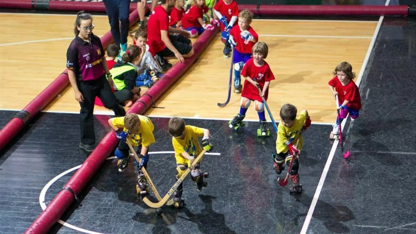 Un equip infantil jugant a hoquei.