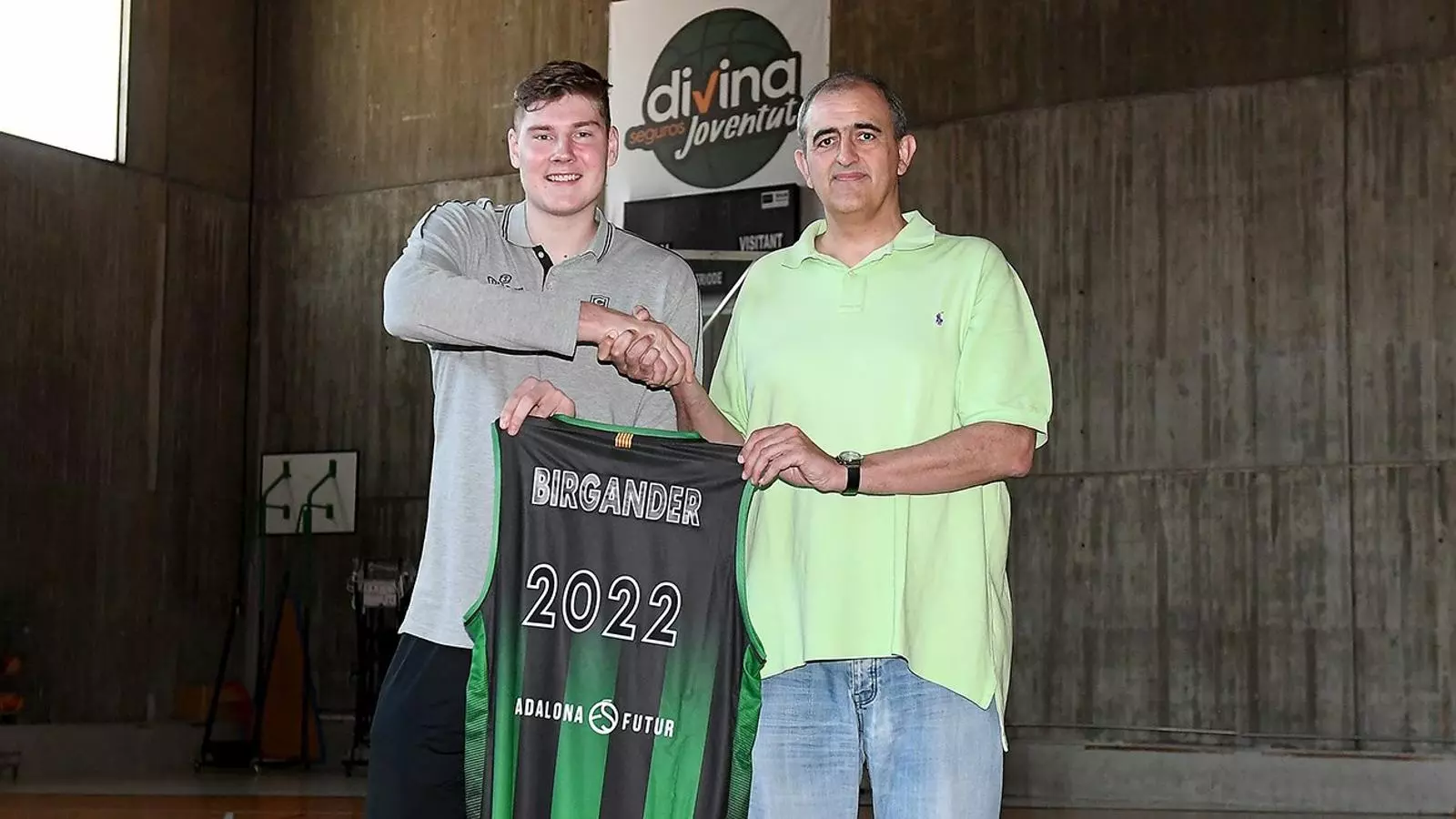 El pivot Simon Birgander, amb Juanan Morales, president de la Penya