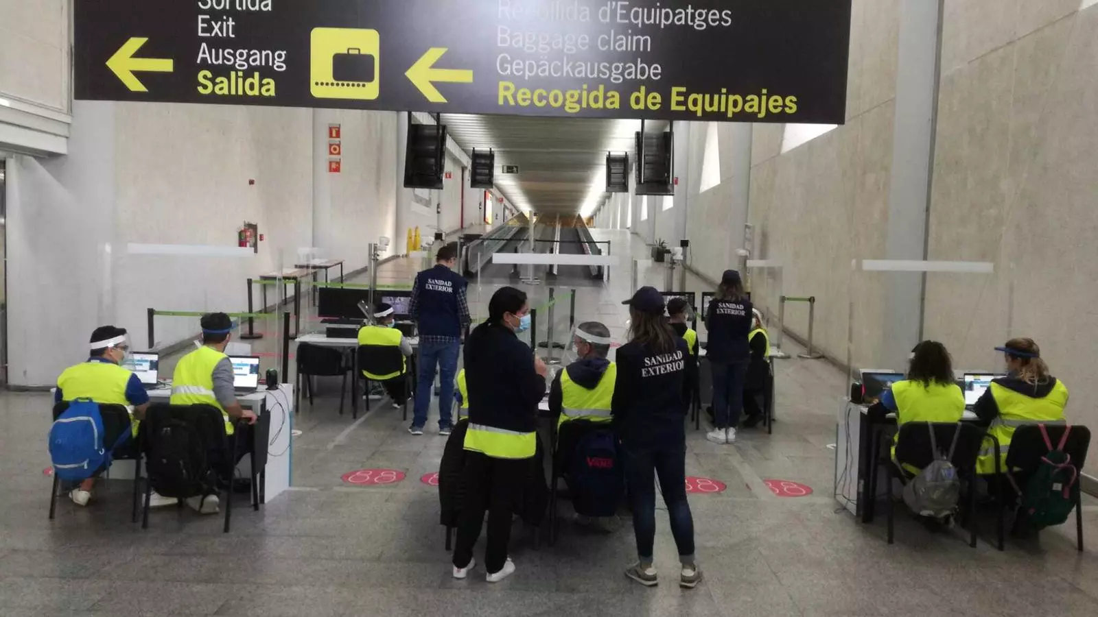 Controls de viatgers a l'Aeroport de Palma en el primer dia de vigència del decret que obliga portar una PCR negativa