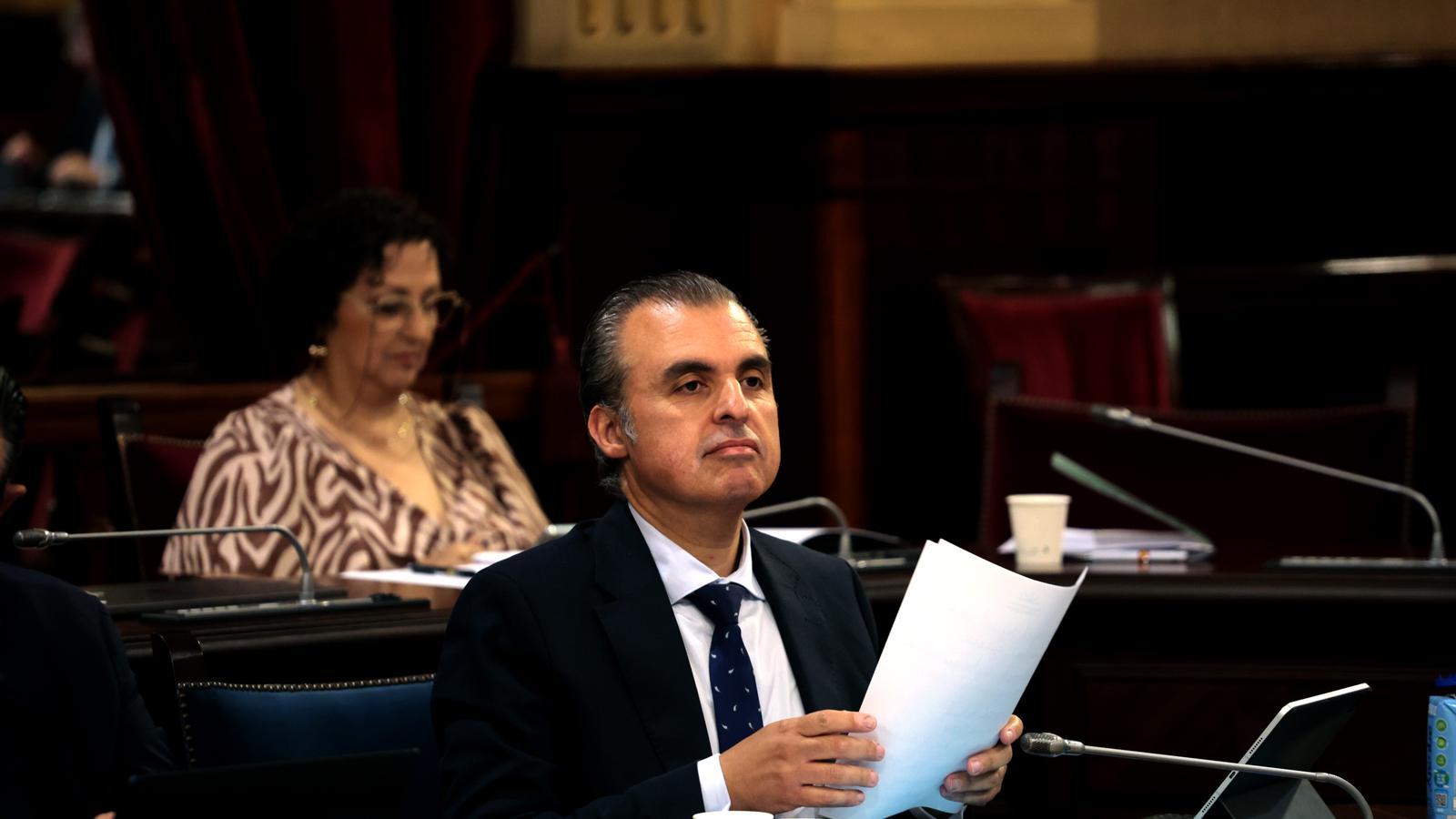 El Consejero de Educación, Antoni Vera, en una sesión parlamentaria.