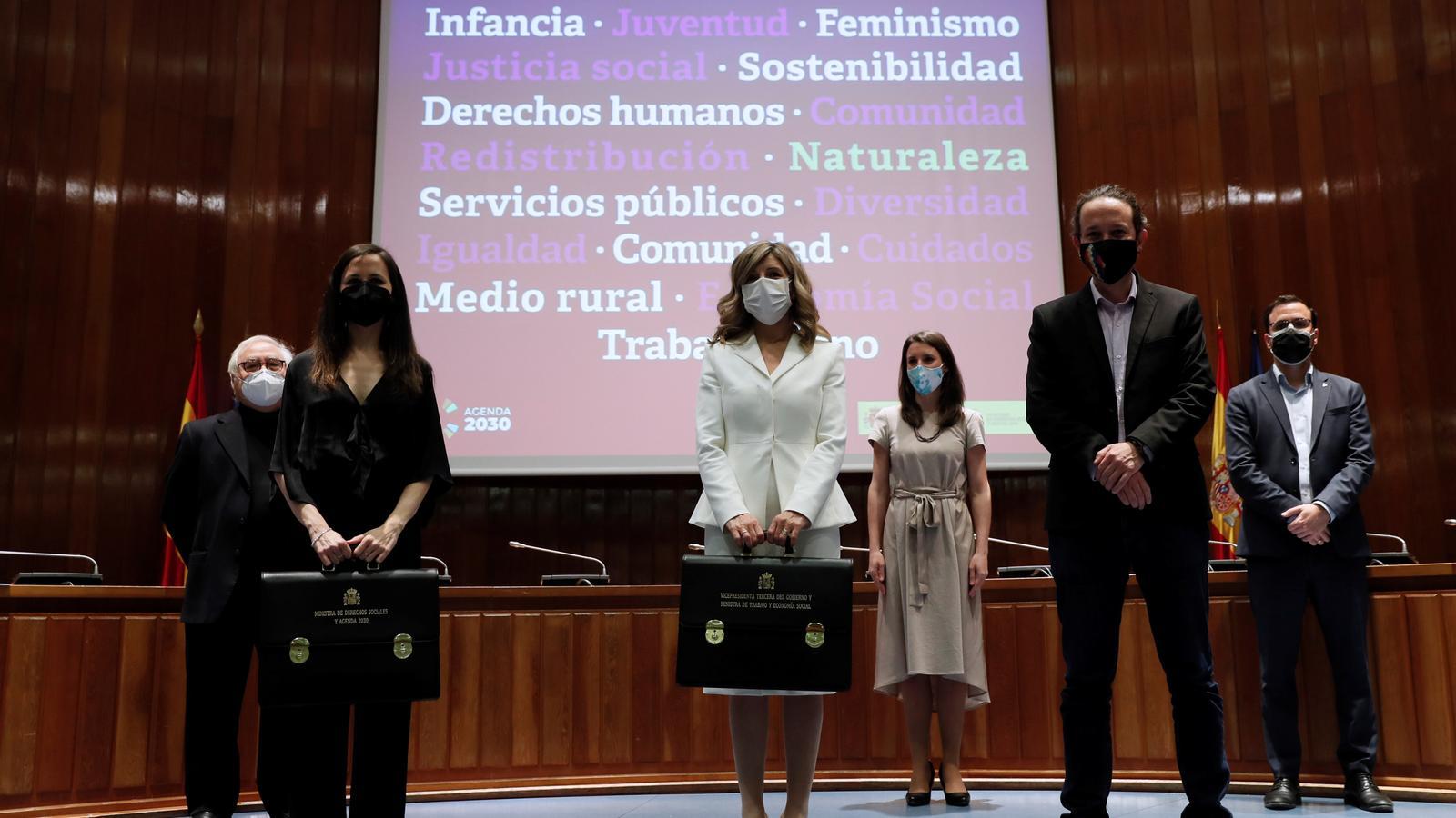 Ione Belarra, Yolanda Díaz y Pablo Iglesias durante el traspaso de carteras, acompañados de todos los ministros de Podemos en el gobierno español.