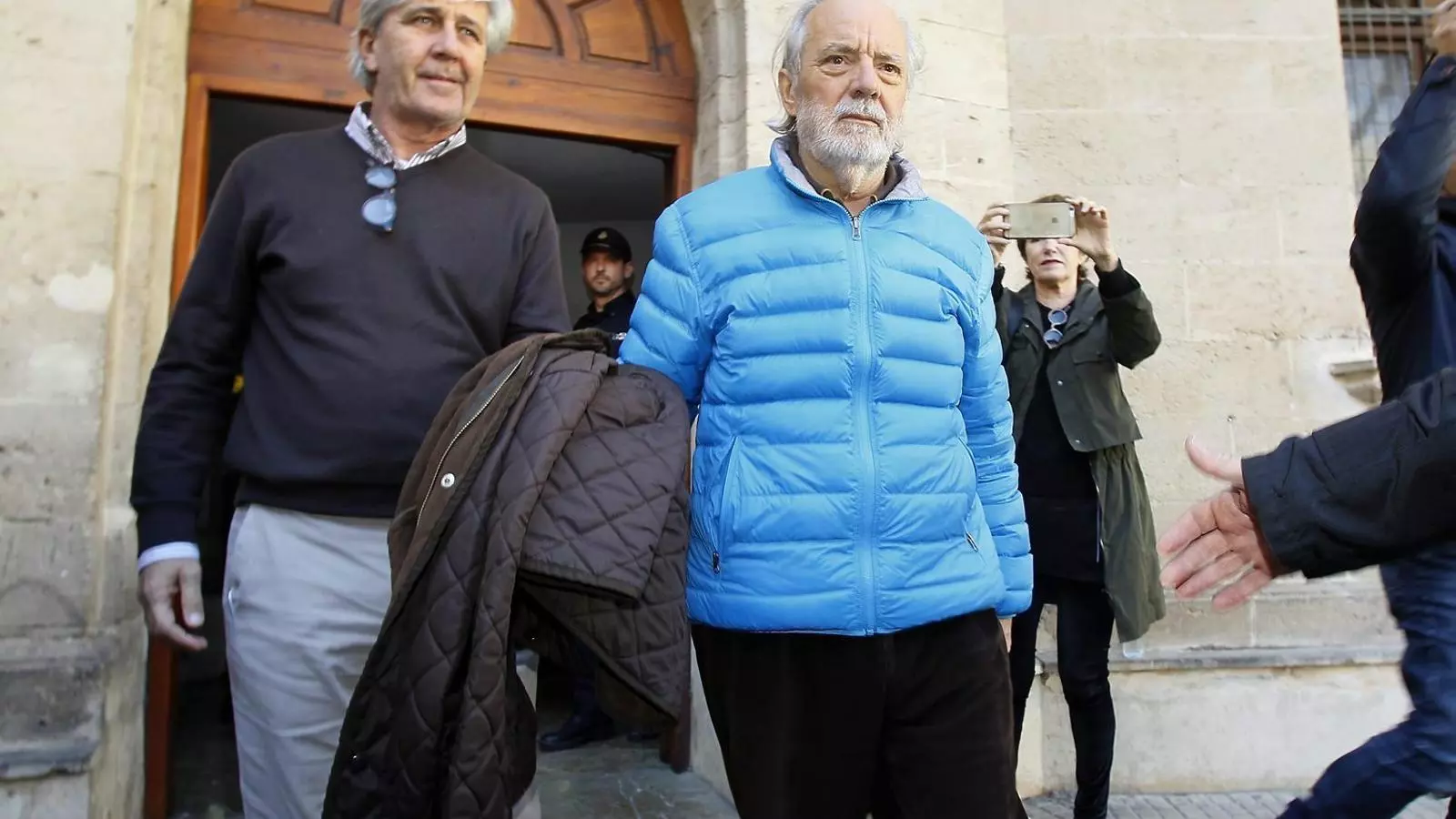 Cursach ha estat conduït al centre penitenciari, després que el jutge Penalva dictàs per a ell presó provisional. L’exdirector Tolo Sbert i l’exinspector de Policia Antoni Bergas, abans de declarar.