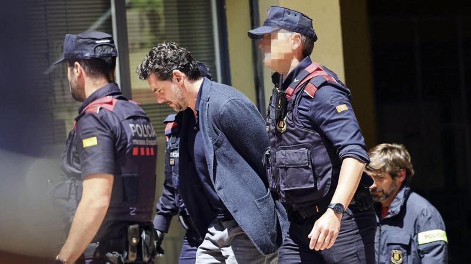 Los Mossos llevando a Jonathan Andic a los juzgados de Martorell, martes.