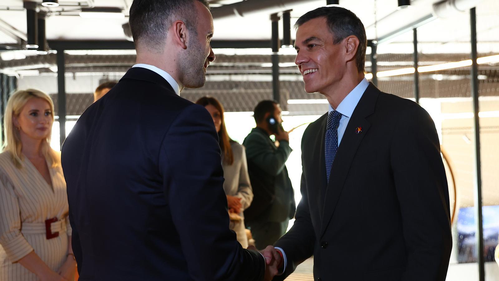 El presidente español, Pedro Sánchez, saludando al primer ministro de Montenegro, Milojko Spajić, ayer en Tivat.