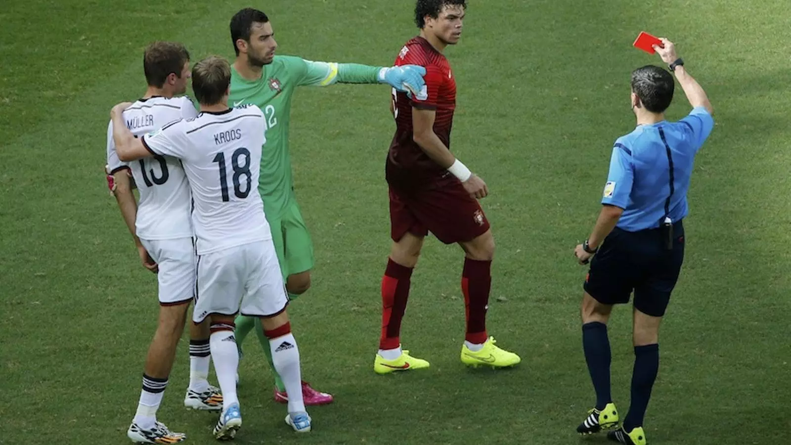 El portuguès Pepe ha vist la vermella directa en el partit contra Alemanya / FABRIZIO BENSCH
