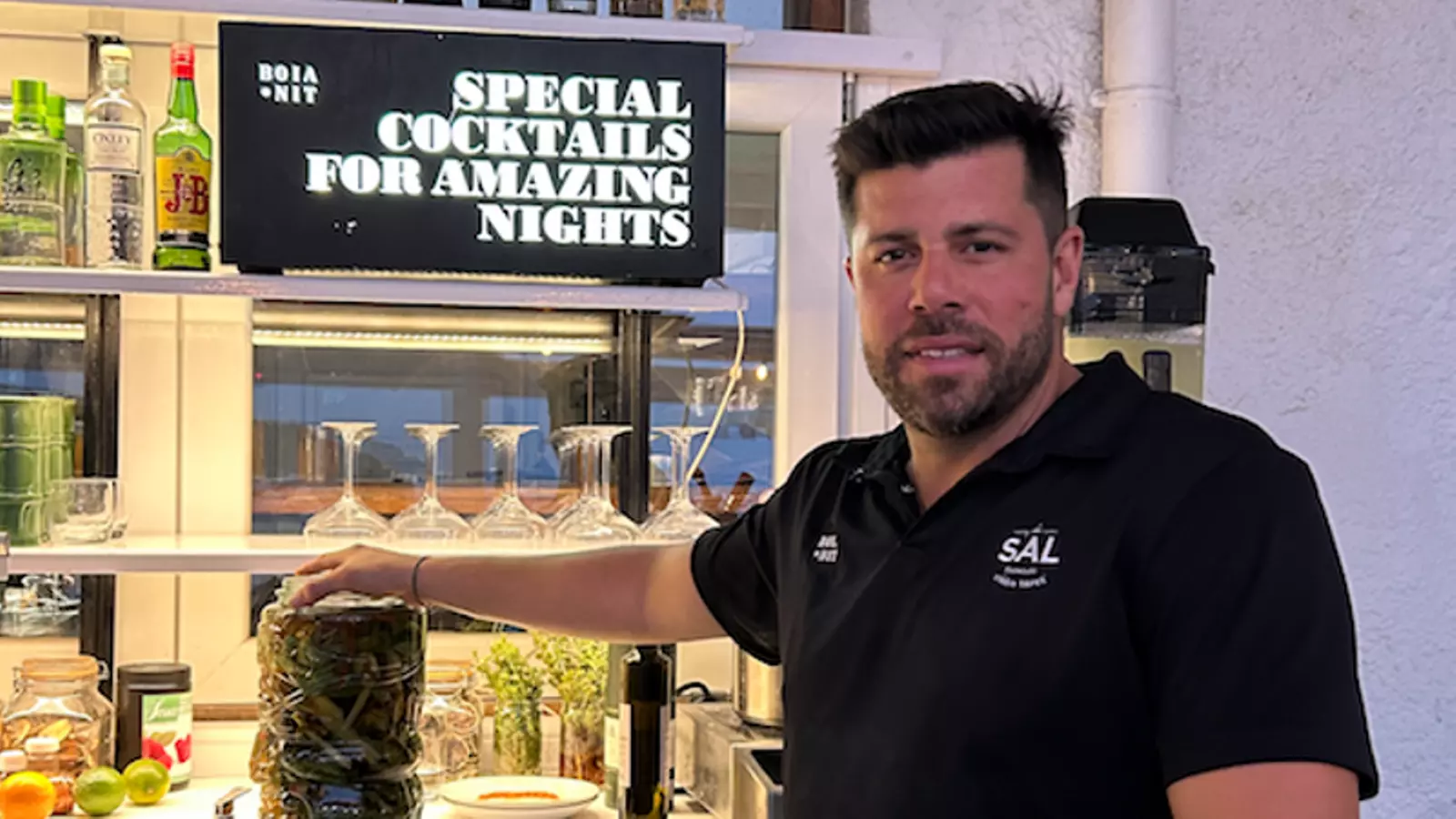 El cocteler Manel Vehí, de l'antic Bar Boia, acaba d'inaugurar el bar La Sal, davant del mar. A la foto, amb la ratafia que ell mateix acabava d'elaborar