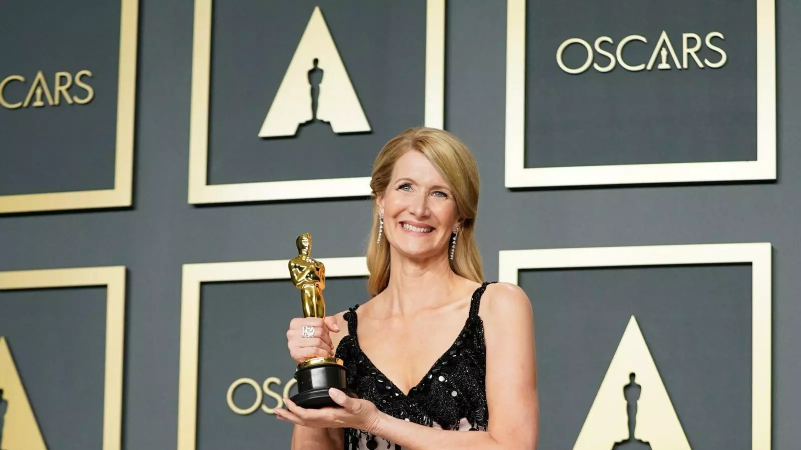 Laura Dern, amb la seva estatueta