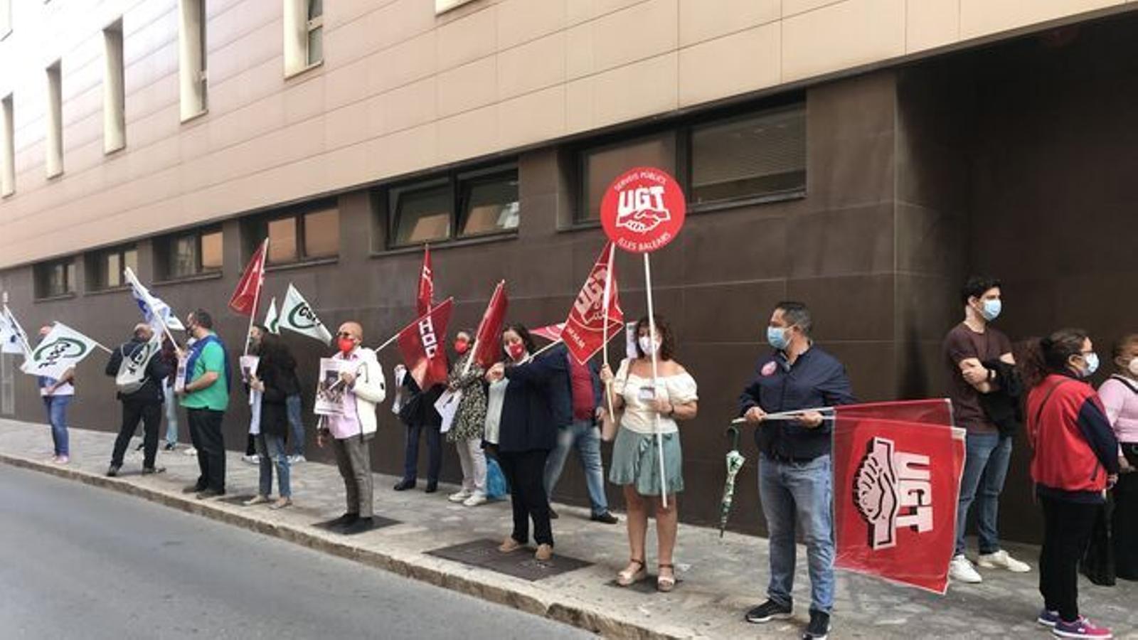 Membres d'UGT a la porta del centre de salut Escola Graduada a Palma. / A. T.