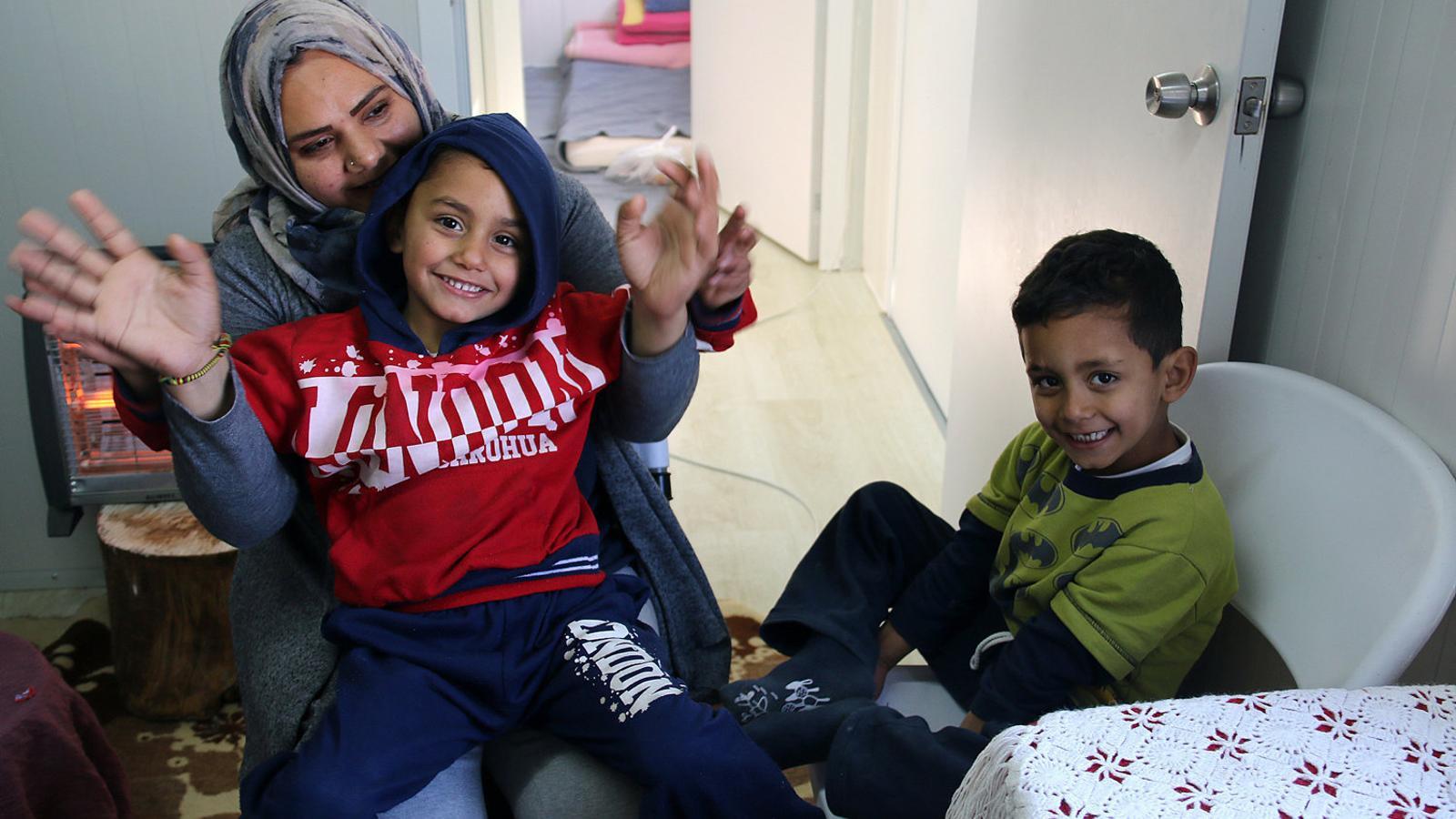 La Rokia, que viu sola amb els seus dos fills al camp de refugiats grec de Lagkadikia, jugant amb el més gran.